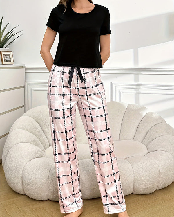 Curvvvy® CozyWear – Black Short-Sleeve Pajama Set with Pink Striped Pants curvvvy