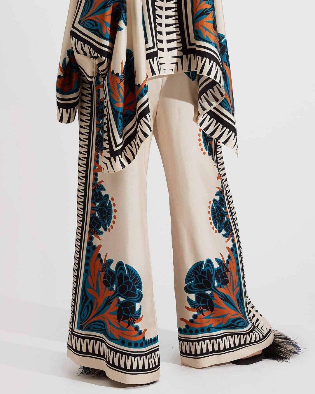 Curvvvy® Ivory and Teal Printed Elegant Flowy Caftan Set
