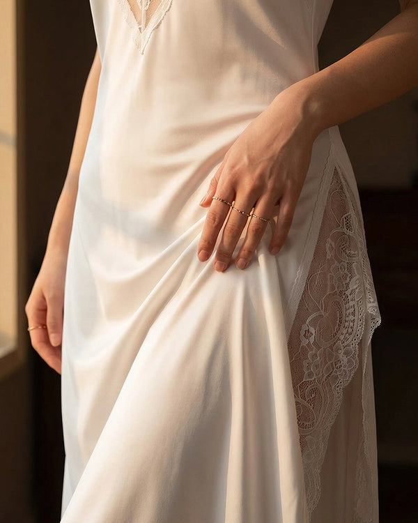 Curvvvy™ Das Aphrodite Nachthemd aus transparenter Spitze mit hohem Schlitz